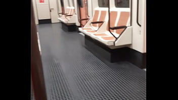 Saco Mi Pene Dormidito En Un Vagón Vacío