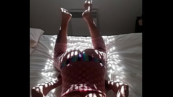 Faire La Salope Habillée Comme Une Pute En Body Et String Rose