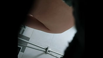 Quay lén chị d_u tắm