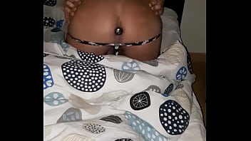 Se Réveiller Et Remuer Comme Une Garce En String Et Un Plug Dans Son Petit Trou