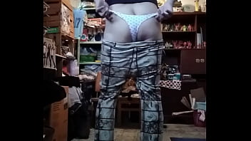 Travesti En Pantalón Ajustado