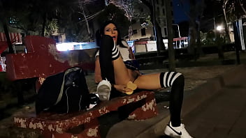 Se Masturba En El Parque, Un Chico Se Acerca Y Le Hace Una Chaqueta Para Sacar La Leche