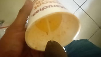 Me Orino En Un Vaso