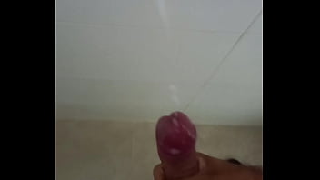 Antonio Precum A Solas Se Acaricia En El Baño