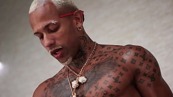 Max Barbeiro Metendo Pica No Rabudo Tatuado