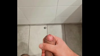 Sátiro Chileno Disparando Su Semen Tras Rica Paja