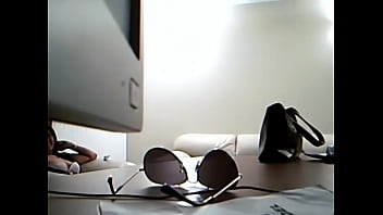 ⁣Kim Traviesa En La Oficina De Pedro Cisneros
