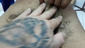 Barbeiro Maduro Depilando O Saco Do Noiado E Enfiando O Dedo No Cuzinho Dele