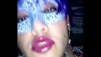 Con Peluca Morada Y Mascara