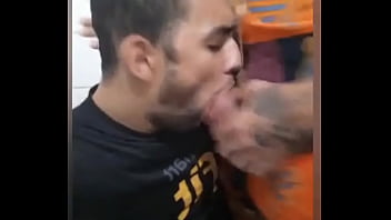 Macho Estava No Box Do Banheiro E Me Chamou Pra Mamar