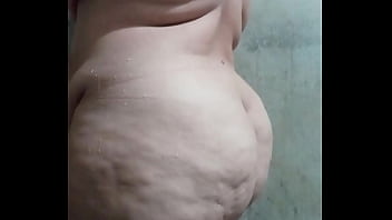 Branquinha Bunduda Tomando Banho