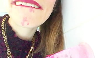 Vends-ta-culotte – Jeune Fille Sexy Fait Une Pipe Bien Baveuse à Son Gode-ventouse – Violette Des étoiles