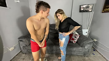 Sara Blonde Hace Pee Encima De Su Hermanastro Mariquita Mientras Sus Padres Estan De Viaje