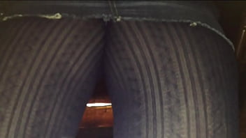 ⁣Collant Upskirt Sotto Il Tavolo