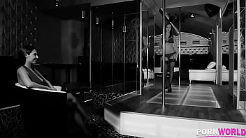 Strip-club Honeys – Pussy Licking Pole Dancers