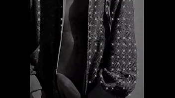 Abrindo O Casaco E Botando O Pau Pra Fora