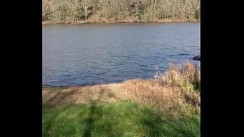 Exhib Et Branlette Au Bord D_un Lac
