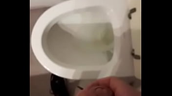 Mi Amigo Hace Pis Y Se Prepara Para Una Pajita