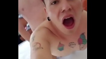 Cogiendo Con Un Gringo Mientras Su Novio Se Baña