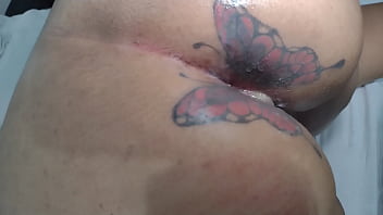Mary Butterfly Feliz E Sorridente Sendo Arregaçada E Fodida Por Amigo Sem Camisinha, Entope O Cú De Porra Que Chega A Escorrer, Tudo Isso Na Frente Do Corninho Que Filma Tudo