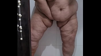 Coolmarina. Meada En La Ducha Y Juegos Con El Brildor