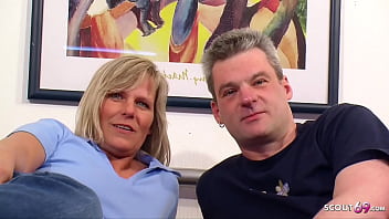 Ehemann Lässt Seine Reife Ehefrau Von Fremden Typen Im Dreier Ficken