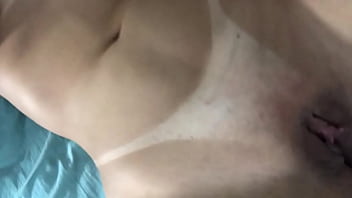 Morena Com Bronzeamento Artificial Exibindo A Buceta E Os Peitos