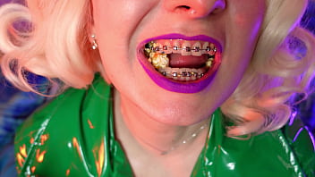 Hot Blonde Arya Eating Food – Popcorn Asmr Mukbang