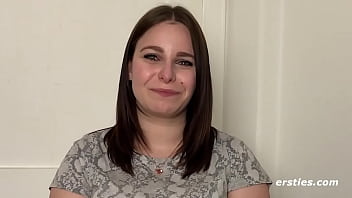 Ersties: Freizügige Partymaus Vergnügt Sich Auf Der Couch