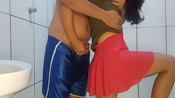 Fodendo A Faxineira No Banheiro