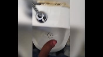 Professor Dotadu No Banheiro Da Estação