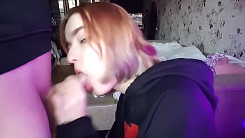 Cette Gameuse Suce Et Avale Tout Avant De Retourner Jouer