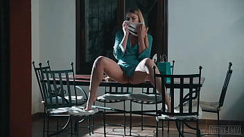 Fitting-room – La Milf Russa Lucy Heart Si Rompe Le Pantyhose E Si Scopa La Figa Bagnata