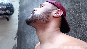 Motoqueiros Se Separam Do Grupo E Trepam Em Casa Abandonada Na Beira Da Estrada