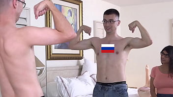 MIA KHALIFA – Арабская порнозвезда учит девственницу, как заниматься сексом с женщиной