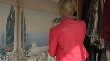 Une Chauffeuse De Taxi Au Service De Ses Clients Jusqu_au Bout!