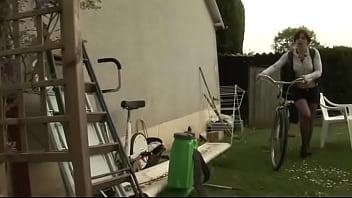 Elle Sèche Les Cours Pour Baiser Avec Les 2 Ouvriers Qui Travaillent Chez Elle!