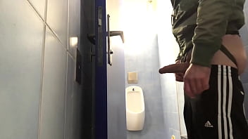 Very Public Wank With Pp