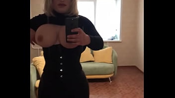 Сисястая кроссдрессерша перед зеркалом