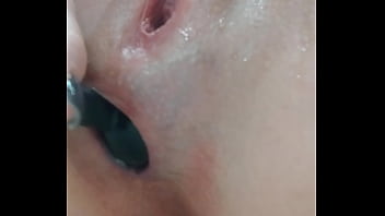 Syka 31…Игры молодой шлюхи с пробкой и залив мочой