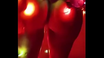 Mi Esposa Se Desnuda Para Ustedes En Navidad. Vestida De Arbolito.