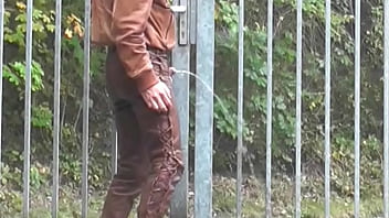 Pissen In Braunem Leder