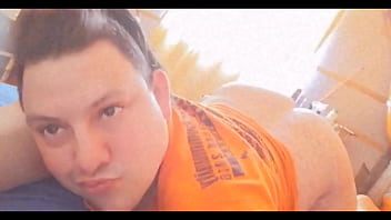 Caliente Solo Con Una Polera Naranja