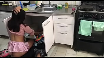 Reparandole La Fuga A La Patrona Queda Complacida