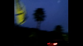 Pelado Na Rua Com Os Carros Passando