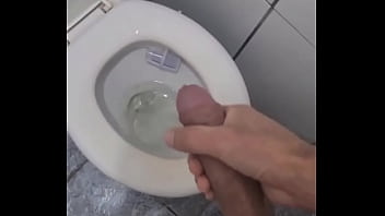 Roludo Gozando No Banheiro