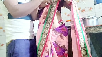 देसी भाभी बर्तन धो रही थी तभी उसका देवर आया और बोला की भाभी आपका चूत चाहिए दोगे क्या।हिंदी ऑडियो।