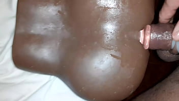 Baiser Son Jouet Avec Sa Queue Et Un Plug