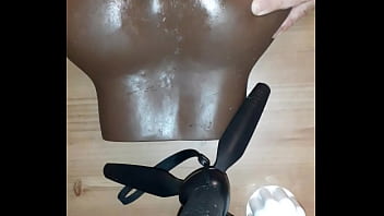 Sucer Son Gode Et Son Jouet Remplis De Chantilly