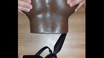 Lécher Sa Chatte En Silicone Remplie De Chantilly